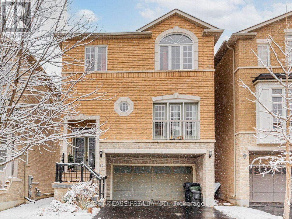 8 Mastwood Crescent in Toronto, ON - Building Photo