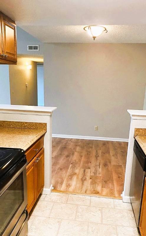 8225 Fairmount Dr, Unit 6-207 in Denver, CO - Foto de edificio - Building Photo