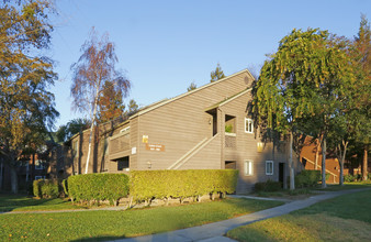 Sierra Crest in San Jose, CA - Building Photo - Building Photo