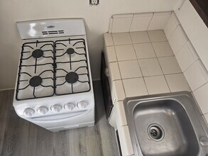 2808 1/2 Hillcrest Dr in Los Angeles, CA - Foto de edificio - Building Photo