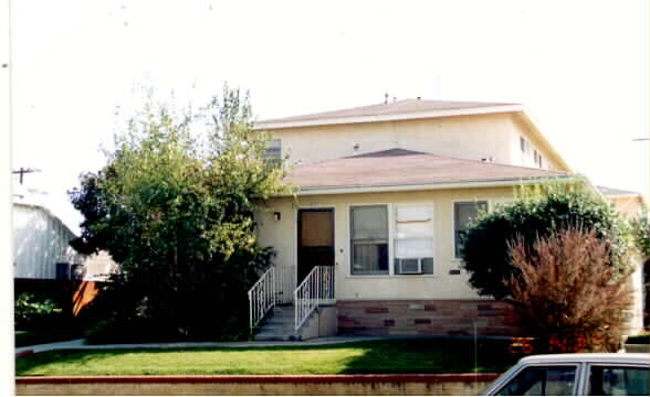 827-833 W 10th St in San Pedro, CA - Foto de edificio