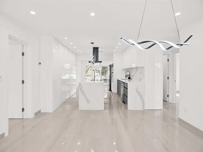 4530 SW 34th Dr in Fort Lauderdale, FL - Foto de edificio - Building Photo