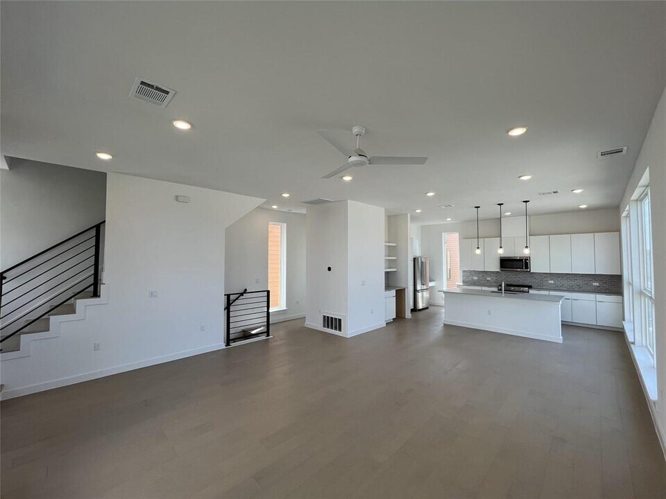 6819 Wolfcreek Pass in Austin, TX - Building Photo