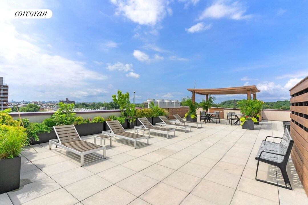 33 Lincoln Rd in Brooklyn, NY - Building Photo