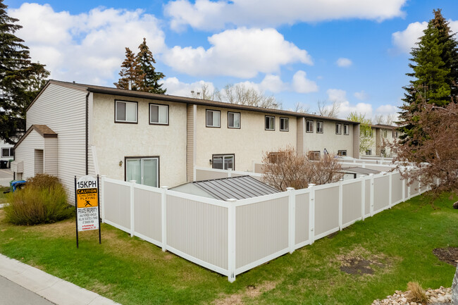 9919 Bonaventure Dr SE in Calgary, AB - Building Photo - Building Photo