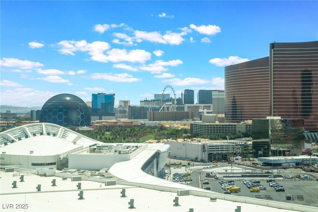 2877 Paradise Rd in Las Vegas, NV - Building Photo