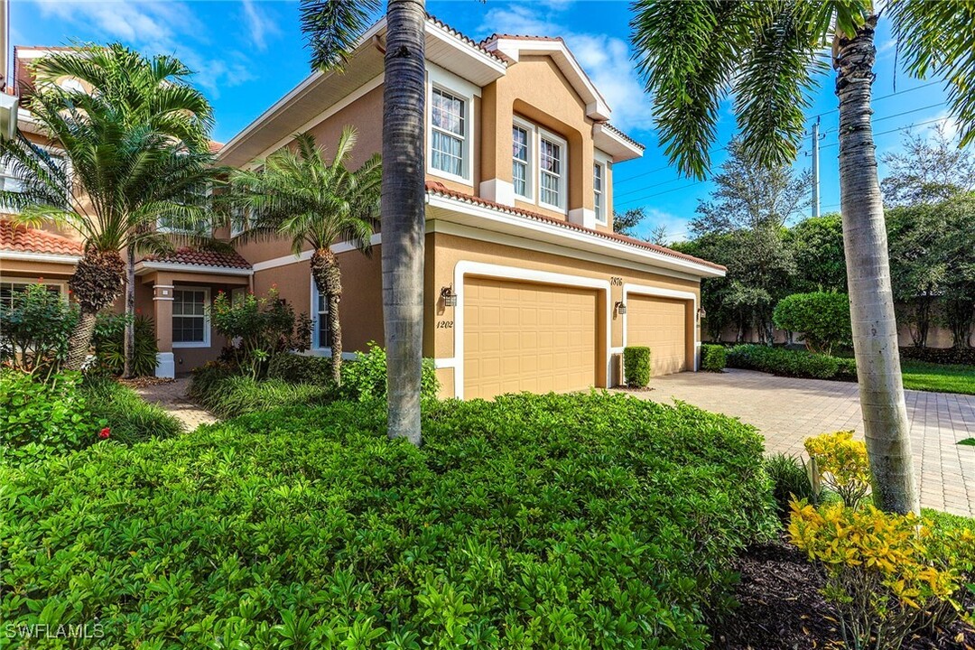 7876 Hawthorne Dr in Naples, FL - Foto de edificio