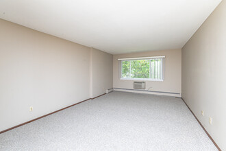 Whitman Park Apartments in Oconomowoc, WI - Building Photo - Interior Photo