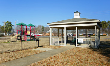 Water Oak Apartments in Athens, AL - Foto de edificio - Building Photo