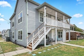 1028 Avenue K in Galveston, TX - Foto de edificio - Building Photo