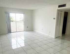 1605 Pennsylvania Ave, Unit 404 in Miami Beach, FL - Building Photo - Building Photo