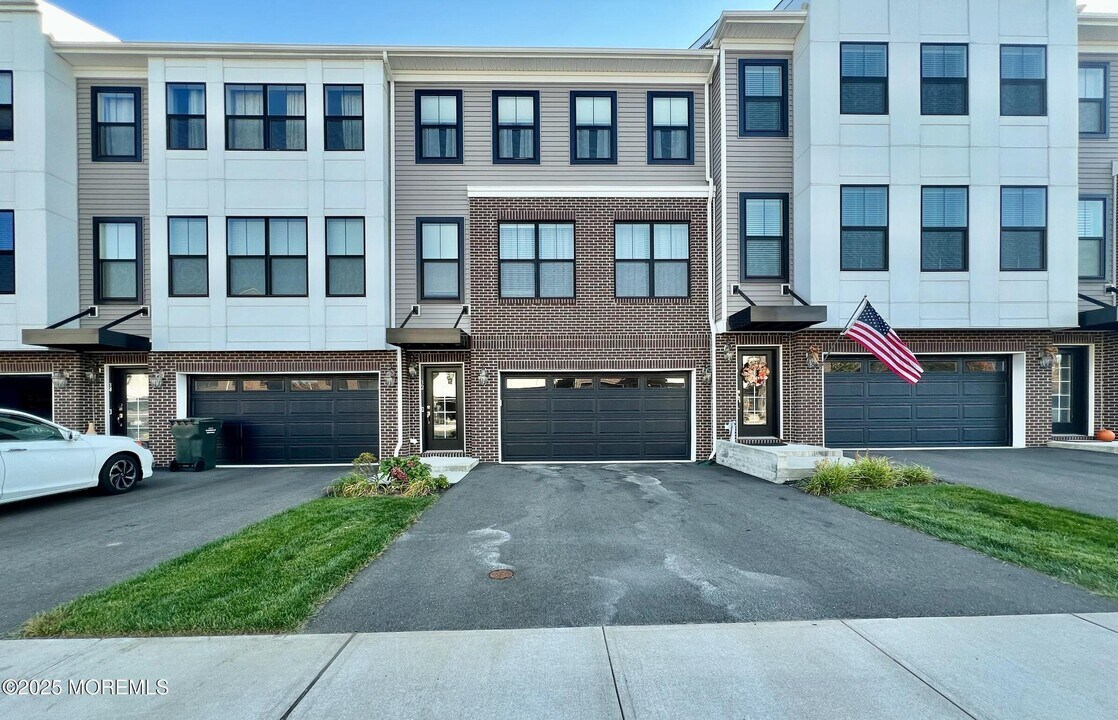 32 Mariveles Wy in Tinton Falls, NJ - Building Photo