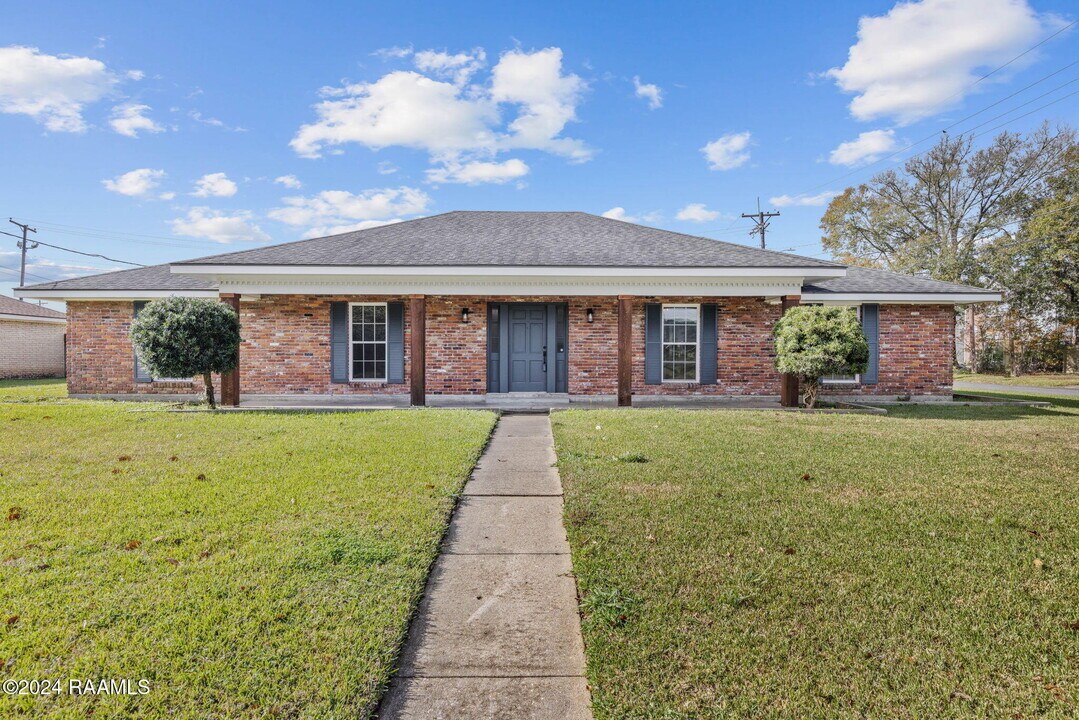 300 Robert Lee Cir in Lafayette, LA - Building Photo