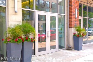 350 N Main St in Royal Oak, MI - Building Photo