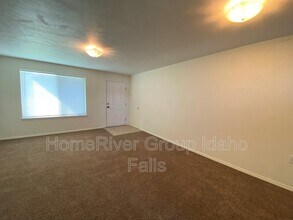 3184 Chasewood Dr in Ammon, ID - Building Photo - Building Photo