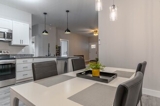 10-100 Laurel Loop, Unit 100 A in Asheville, NC - Foto de edificio - Building Photo