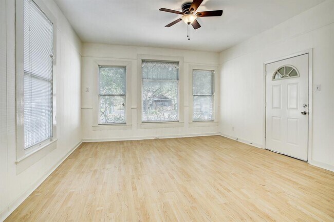 1127 Yale St, Unit B in Houston, TX - Building Photo - Building Photo