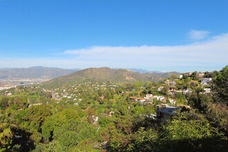 7353 Pyramid Pl in Los Angeles, CA - Foto de edificio - Building Photo