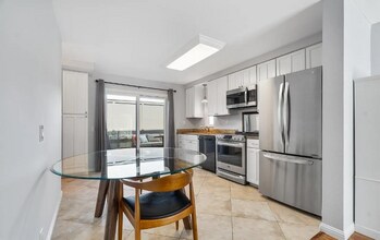 8726 Villa La Jolla Dr in San Diego, CA - Building Photo - Building Photo