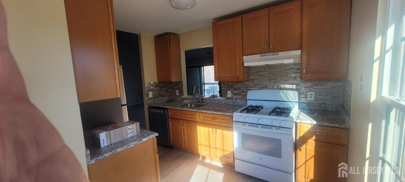 1616 Pebble Pl in Parlin, NJ - Building Photo