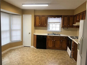 Room in House on Hillboro Cir SW in Marietta, GA - Building Photo - Building Photo