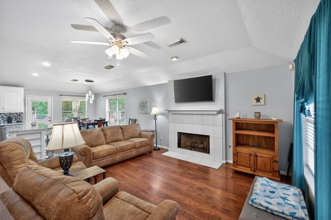 1017 Pin Oak Dr in Dickinson, TX - Building Photo - Building Photo