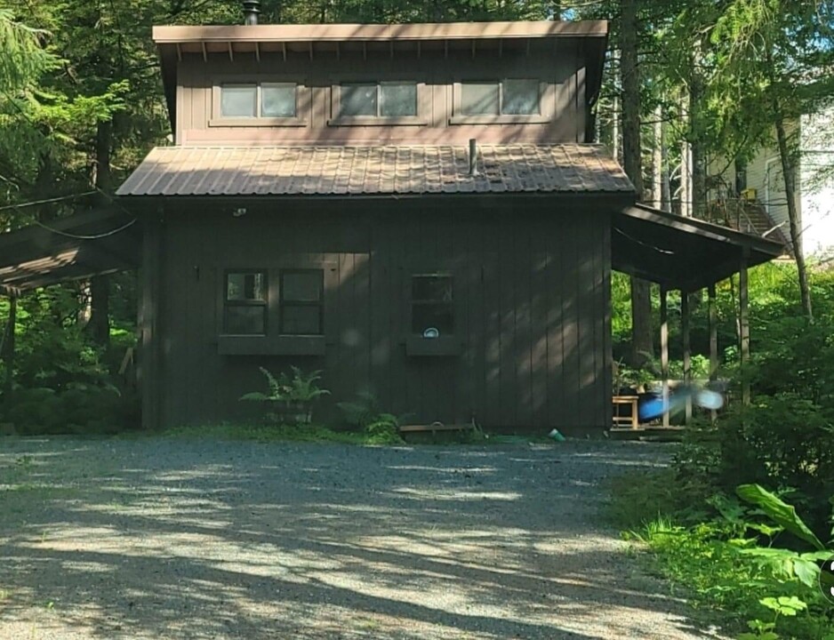 1897 Fritz Cove Rd in Juneau, AK - Building Photo