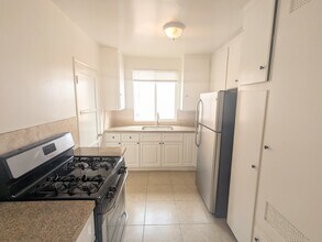 327 N Mariposa Ave, Unit 3 in Los Angeles, CA - Building Photo - Building Photo