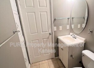 1816 SW Moundview Dr in Topeka, KS - Building Photo - Building Photo
