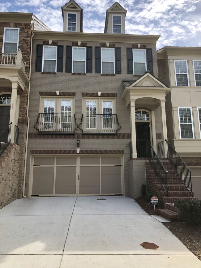 property at 1867 Ridgemont Ln