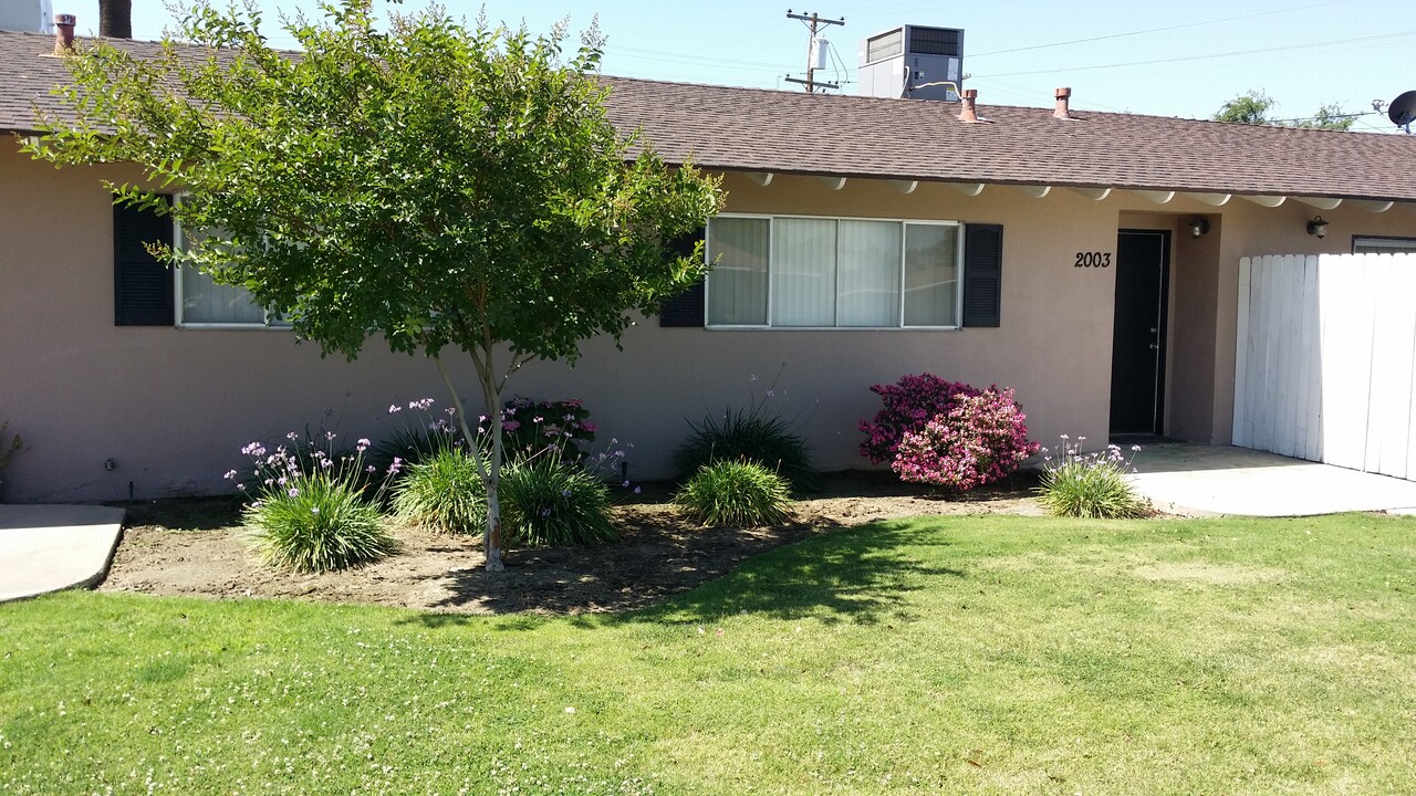 2007 26th St in Bakersfield, CA - Building Photo