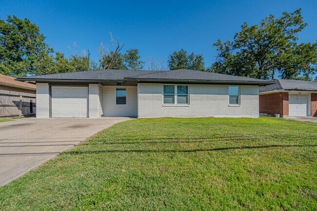 2127 Strawberry Rd in Pasadena, TX - Foto de edificio - Building Photo