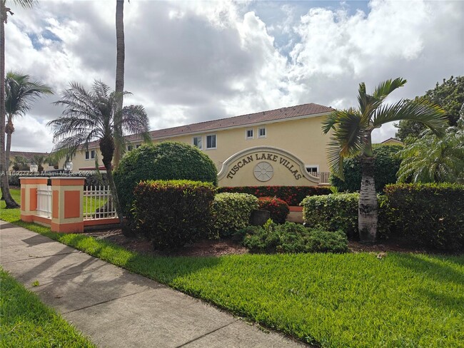 17847 NW 74th Path in Hialeah, FL - Foto de edificio - Building Photo