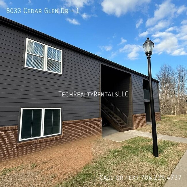 8033 Cedar Glen Dr in Charlotte, NC - Building Photo - Building Photo