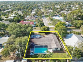 711 SW 25th Pl in Boynton Beach, FL - Building Photo