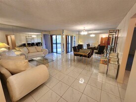 8827 SW 123rd Ct in Miami, FL - Building Photo