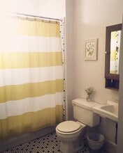 2558 W Iowa St, Unit 2R in Chicago, IL - Foto de edificio - Building Photo