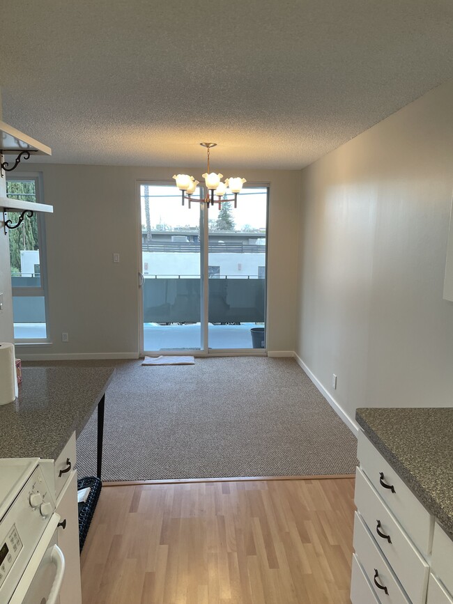 1700 San Carlos Ave, Unit 106 in San Carlos, CA - Building Photo - Building Photo