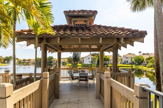 La Vue at Emerald Pointe Apartments in Hollywood, FL - Foto de edificio - Building Photo