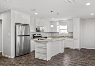 2017 Stardust Ln, Unit 2 in Edinburg, TX - Building Photo - Building Photo
