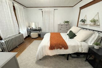 17 Bentley St, Unit 1 in Boston, MA - Foto de edificio - Building Photo