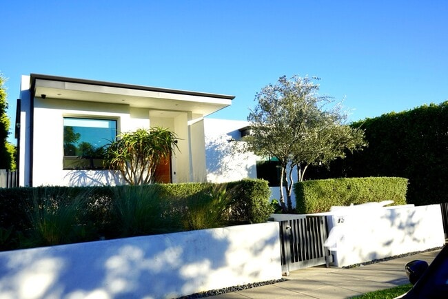 738 N Sierra Bonita Ave in Los Angeles, CA - Foto de edificio - Building Photo