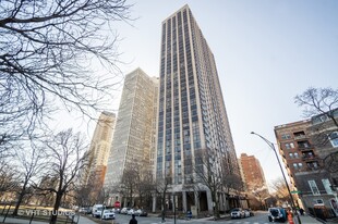 2650 N Lakeview Ave in Chicago, IL - Building Photo