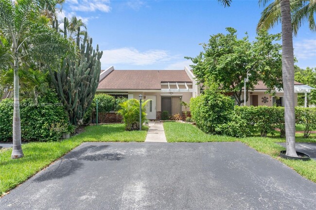 1045 NW 53rd St in Pompano Beach, FL - Foto de edificio - Building Photo