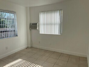 4245 NW 24th Ave-Unit -2 in Miami, FL - Foto de edificio - Building Photo