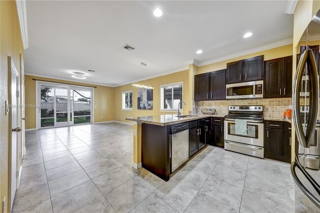 346 NE 47th Pl in Pompano Beach, FL - Building Photo - Building Photo