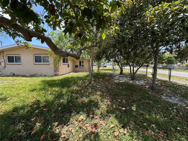 17150 NE 4th Pl in North Miami Beach, FL - Building Photo - Building Photo