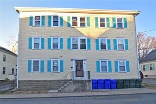 59 Court St in Bristol, RI - Building Photo