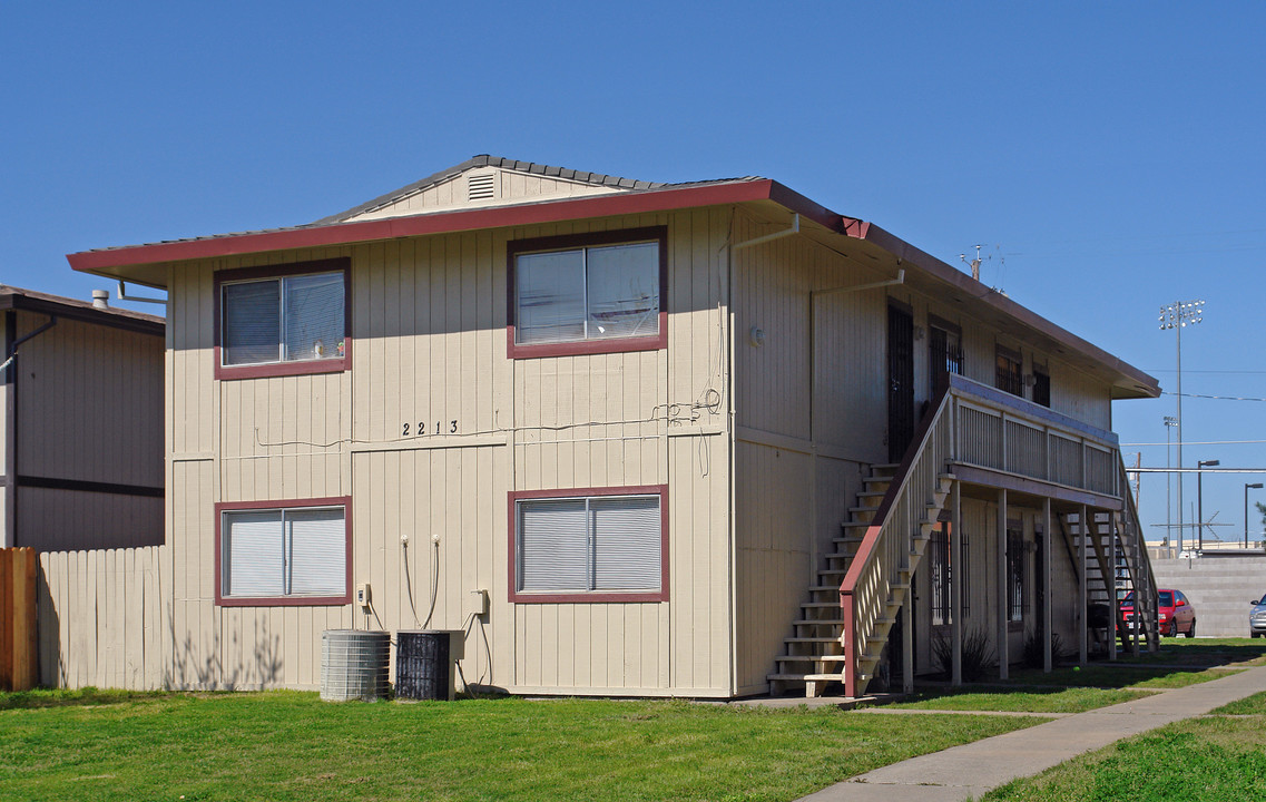 2213 15th Ave in Sacramento, CA - Building Photo