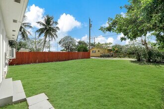 2212 Roosevelt St in Hollywood, FL - Foto de edificio - Building Photo